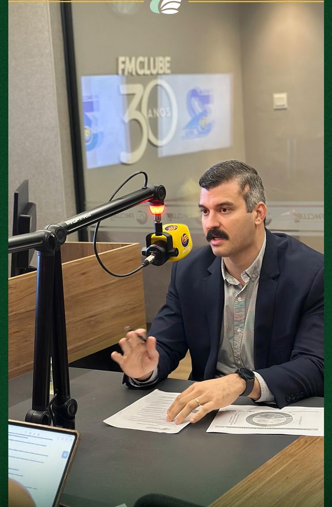Integrante da equipe AGROJUS em entrevista de rádio
